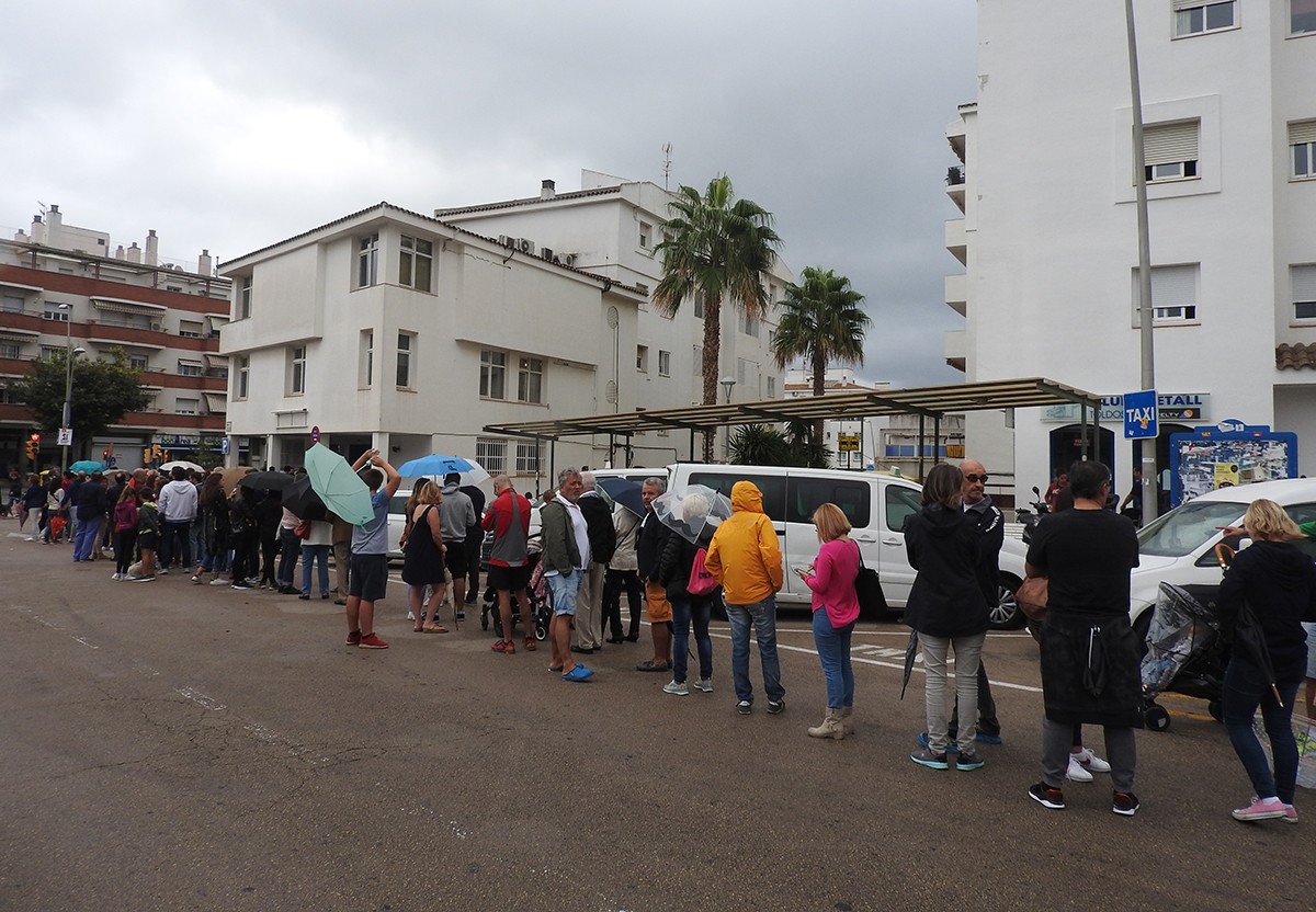 Imatge d'una cua en un punt de votació durant l'1-O a Sitges