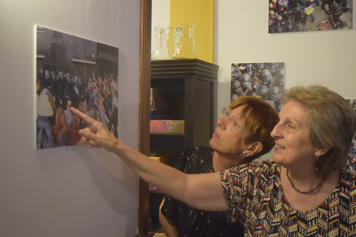 Magda Ballester i Elvira Siurana, davant una fotografia de les càrregues policials a Lleida