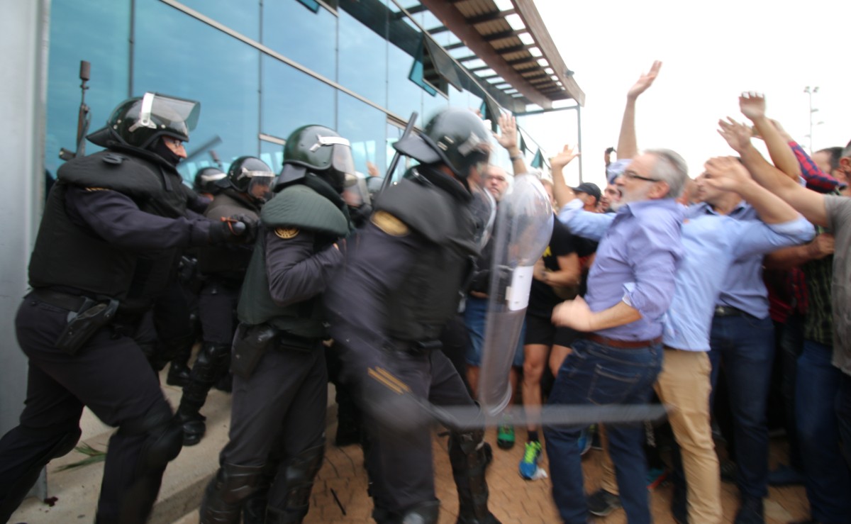 Imatge de la càrrega policial l'1 d'octubre del 2017 a la Ràpita.