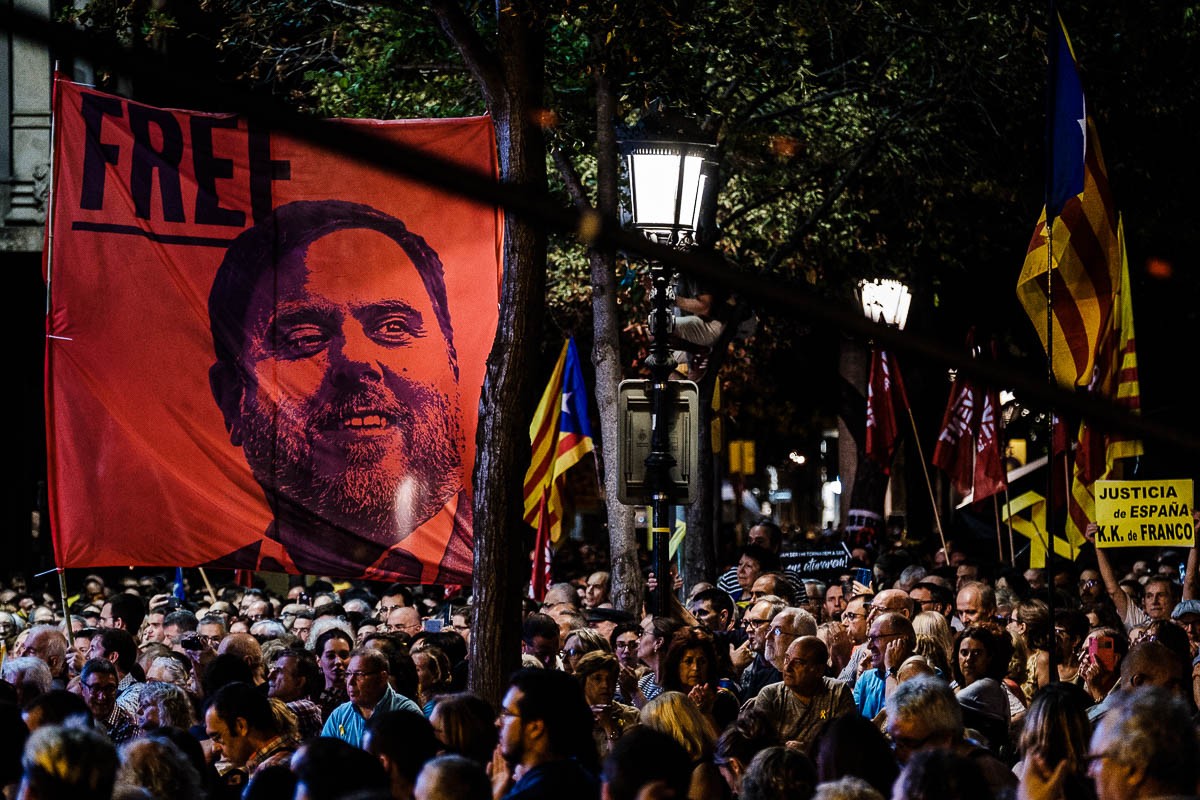 Una pancarta demana la llibertat d'Oriol Junqueras durant la manifestació del 20 de setembre
