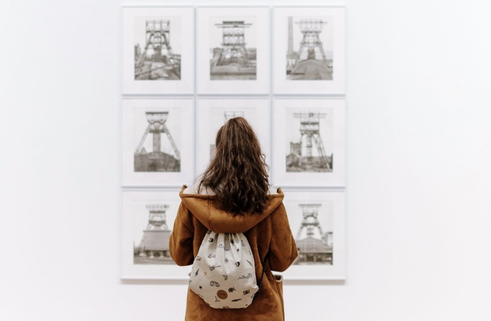 Una noia observa una exposició en un museu