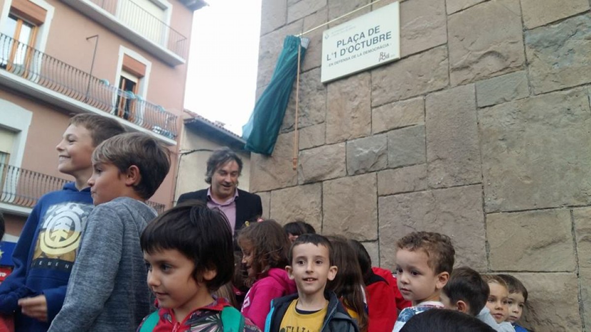 Jordi Munell i diversos nens de la vila han descobert la placa de la plaça de l'1 d'octubre
