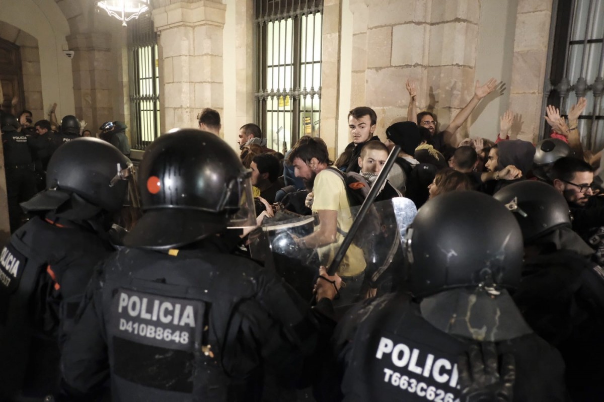 Càrrega dels Mosos a la porta del Parlament