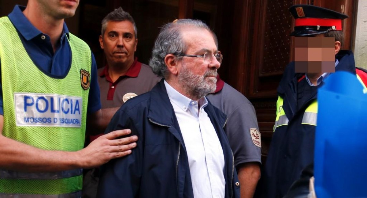 Joan Reñé sortint de la Diputació amb la policia