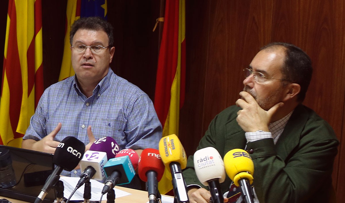 El cap del gabinet d'estudis de la CEPTA, Juan Gallardo (esquerra), en roda de premsa a Tarragona.