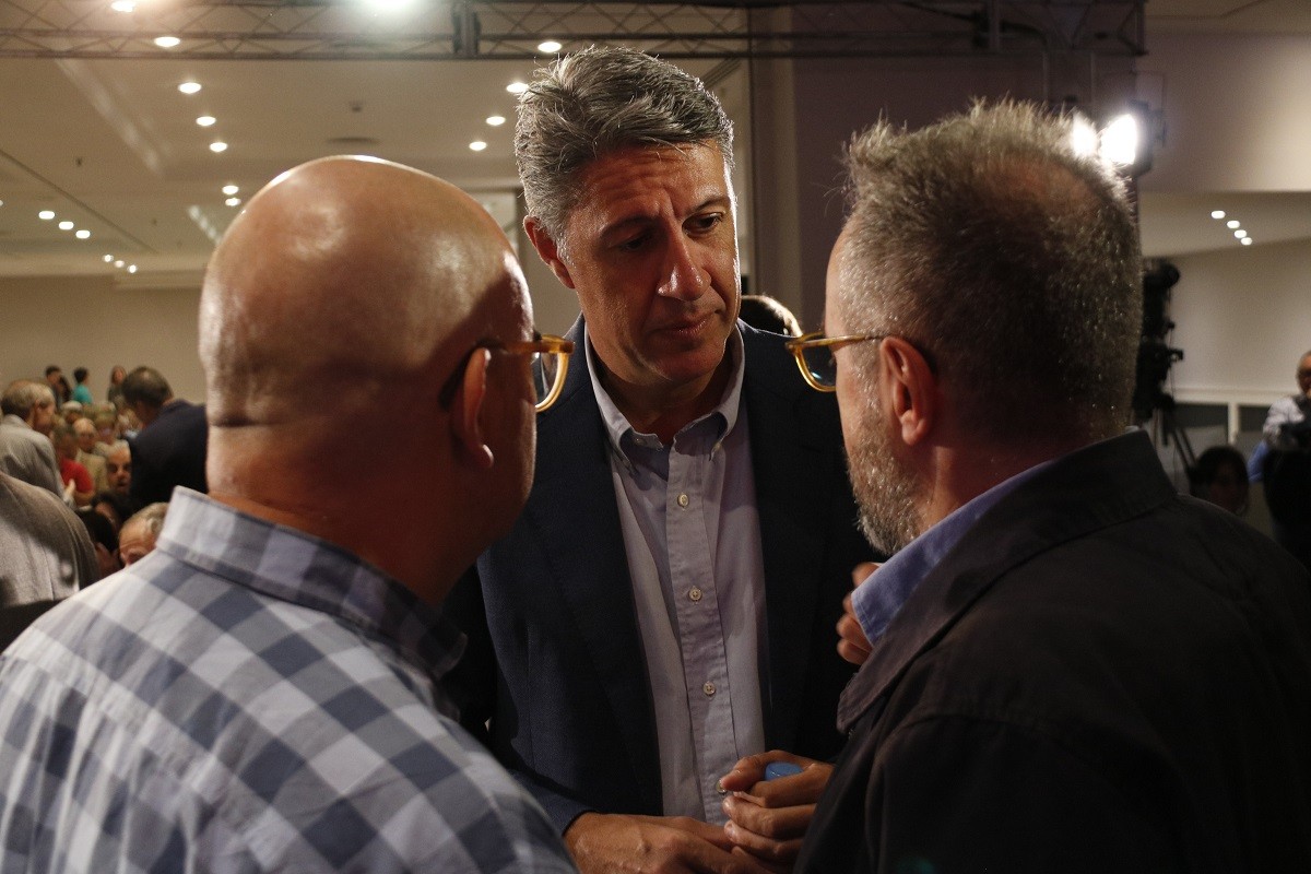 El líder del PPC, Xavier García Albiol, conversa amb el portaveu de Cs al Congrés, Juan Carlos Girauta.