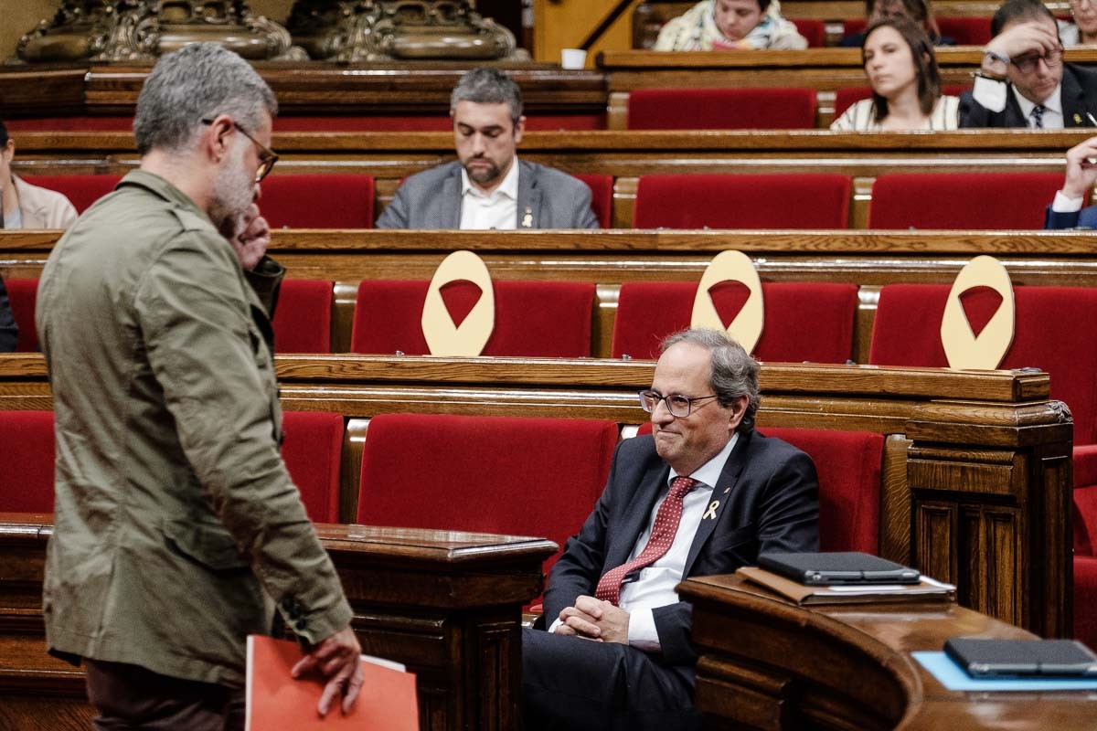 El president Quim Torra conversant amb el diputat de la CUP Carles Riera