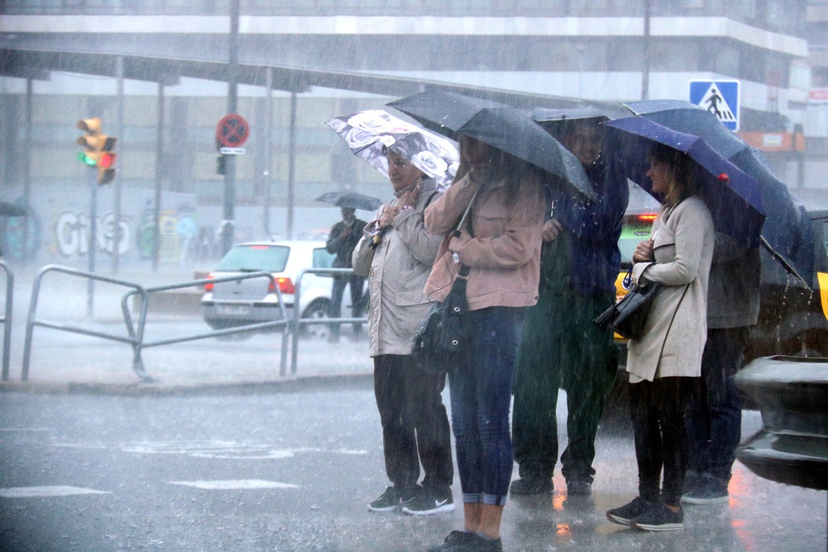El Servei Meteorològic de Catalunya ha situat en el grau 4 de 6 l'avís per la intensitat de la pluja