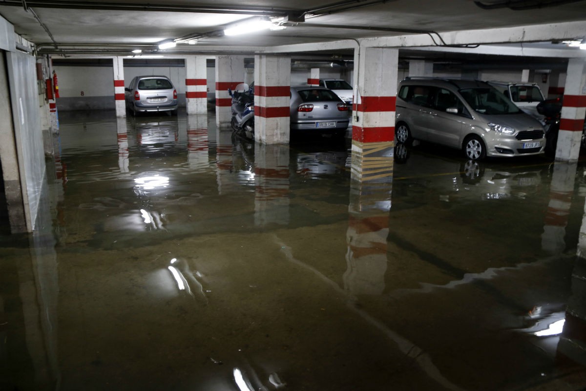 Un pàrquing del carrer Smith de Tarragona inundat per l'aiguat 