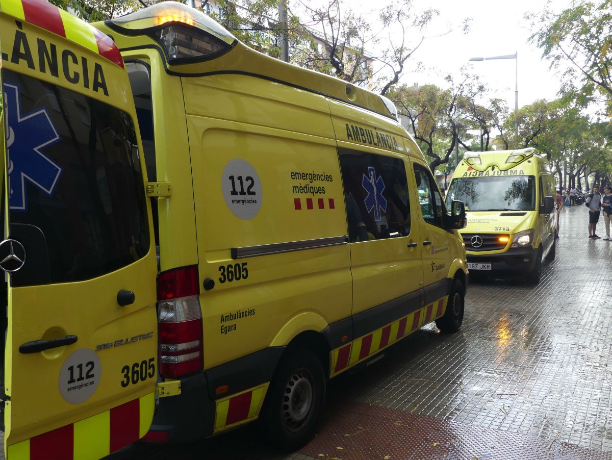 Dues de les tres ambulàncies que s'han desplaçat fins a l'avinguda dels Països Catalans 