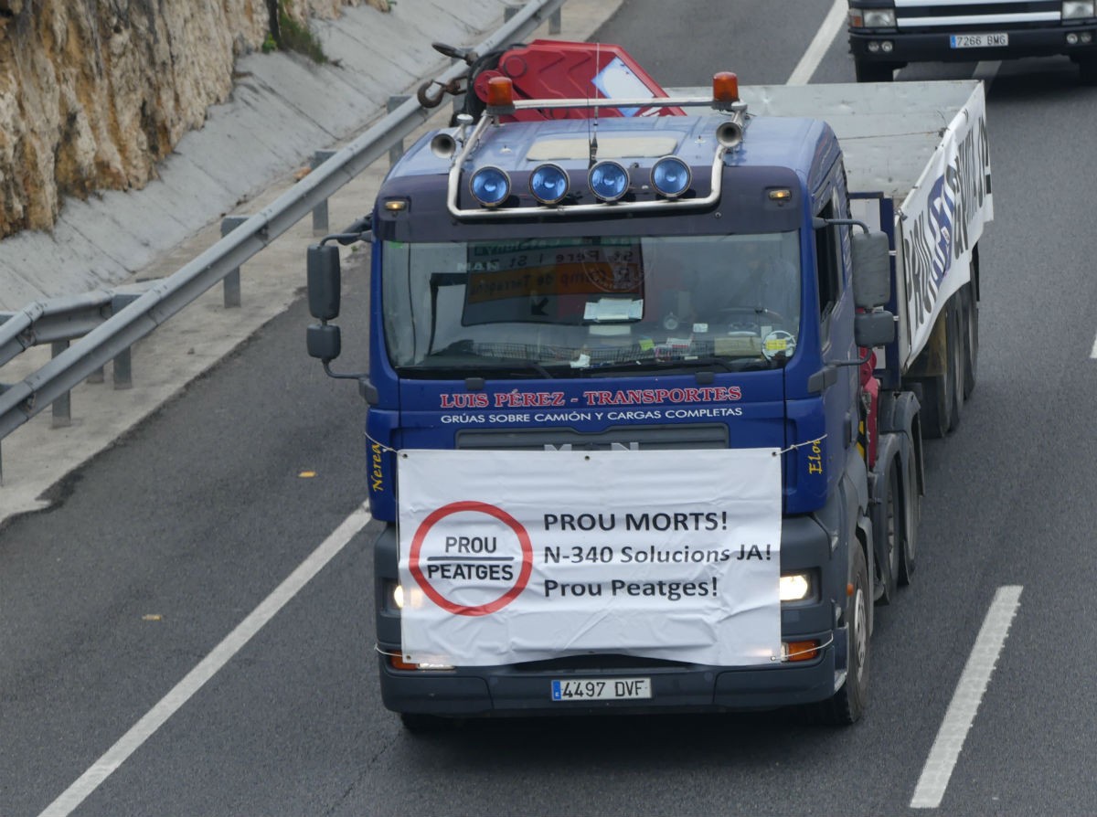 Un dels camions que encapçlava una marxa lenta de transportistes a Tarragona 