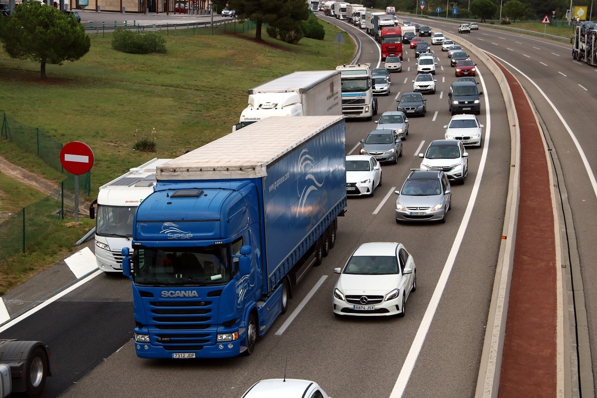 Camions i vehicles durant la marxa lenta a l'AP-7 en sentit Tarragona.
