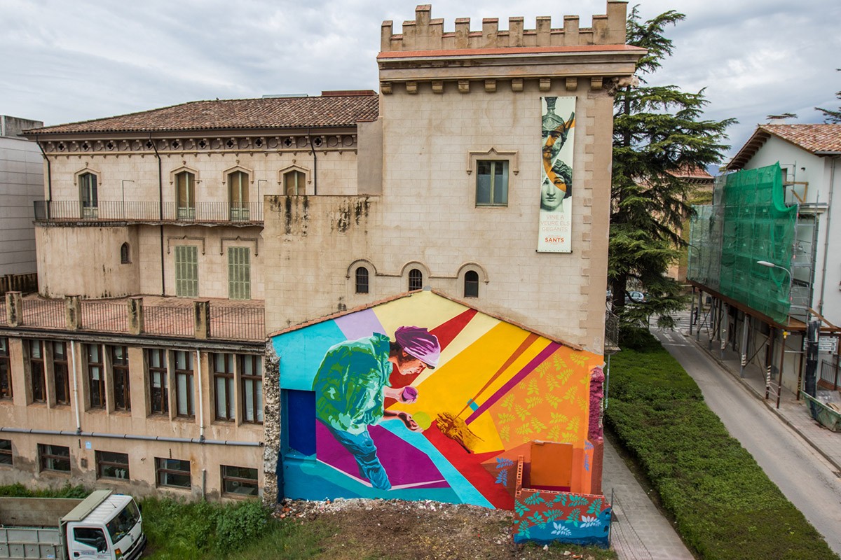 El mural que B-Toy va deixar fet a la façana part darrere del Museu dels Sant d'Olot.