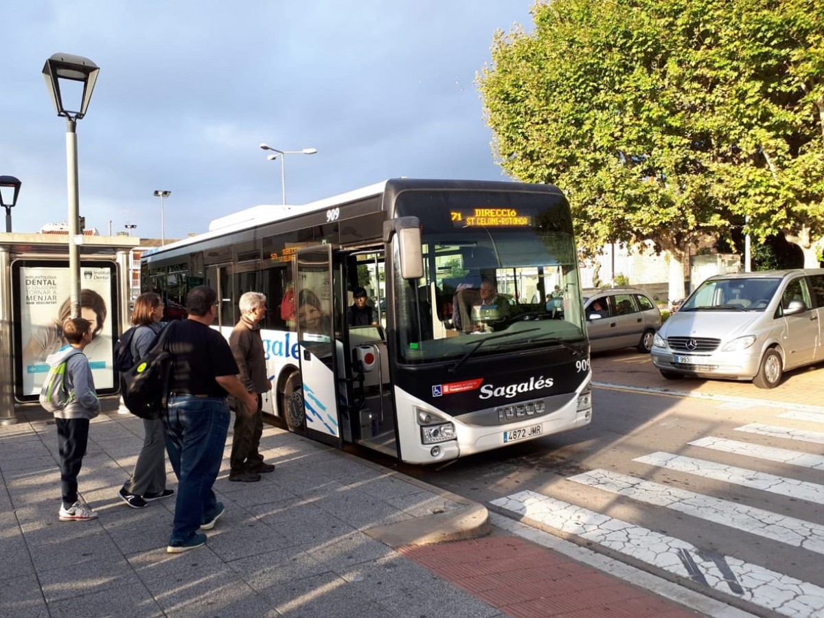 El Bus Parc surt de l'estació de tren de Sant Celoni 