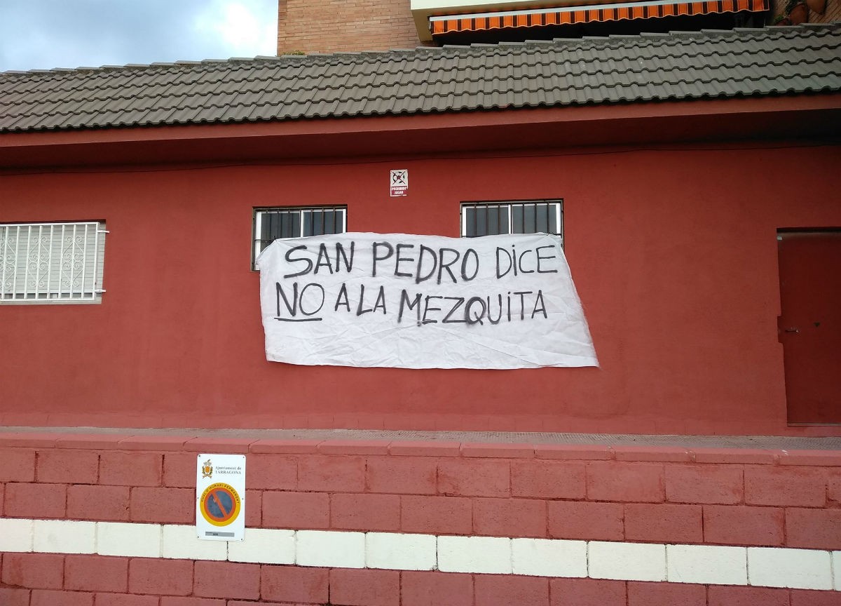 Un pancarta que rebutja la instal·lació d'una mesquita a Sant Pere i Sant Pau 