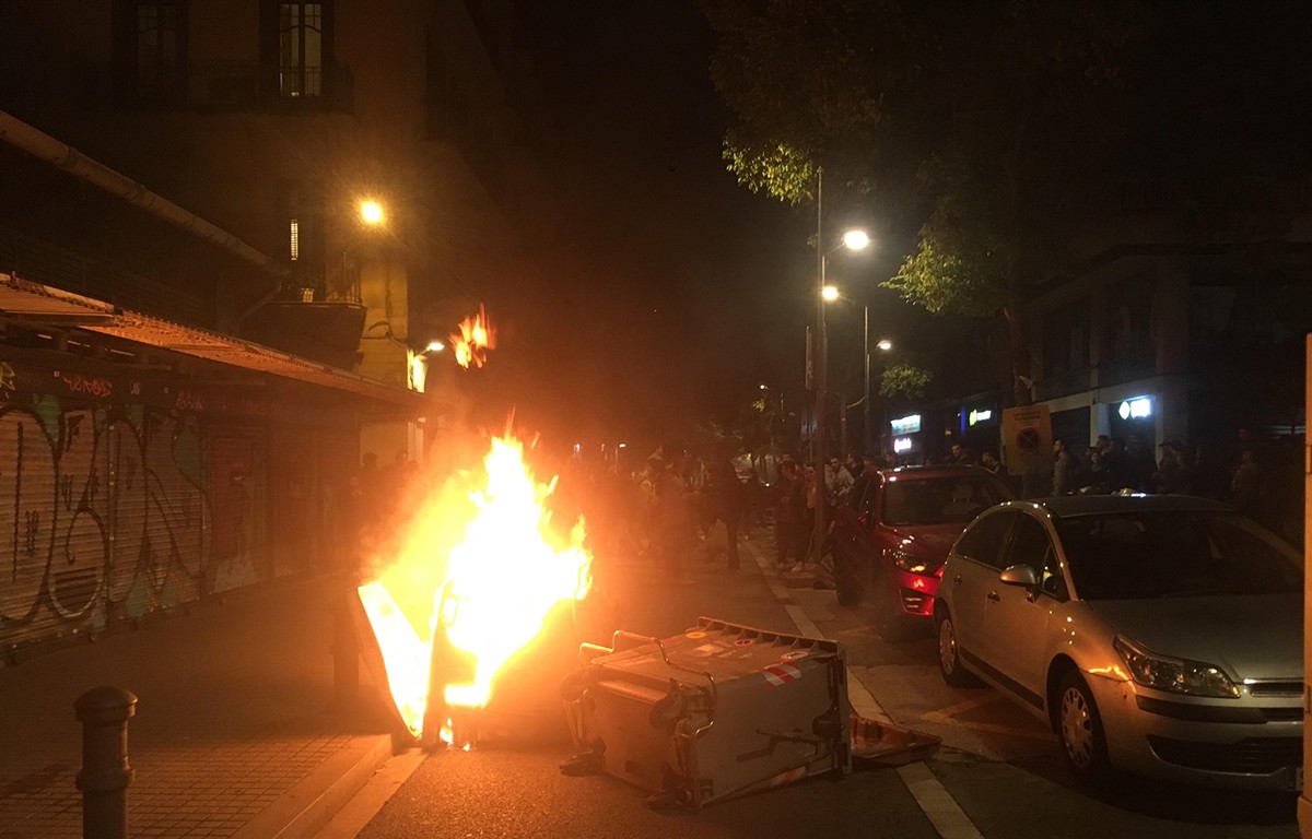 Contenidors cremant durant la manifestació.