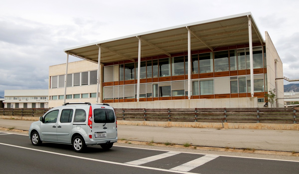 Edifici administratiu de l'empresa Antaix on l'Ajuntament de la Sénia vol obrir despatxos per ampliar el viver d'empreses.