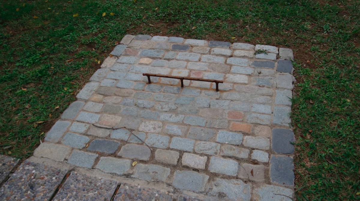 Els ferros que sostenien la placa commemorativa del creador de l'estelada als Jardins de de Vicenç Albert Ballester i Camps de Girona