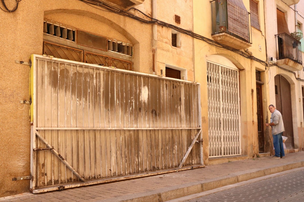 Una gran porta de ferro tapiant un immoble vell que es pretenia ocupar al barri del Carme de Reus