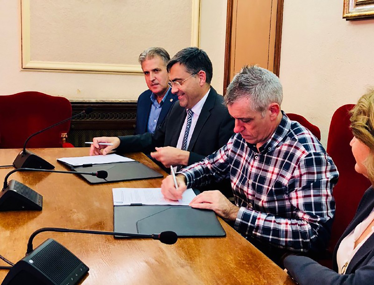 Signatura del conveni de col·laboració a càrrec de l’alcalde d’Amposta, Adam Tomàs, i del president de la Cambra de Comerç de Tortosa, José Maria Chavarria.