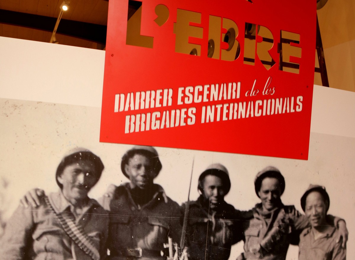 Imatge del cartell d'entrada a l'exposició 'L'Ebre. Darrer Escenari de les Brigades Internacionals'. 
