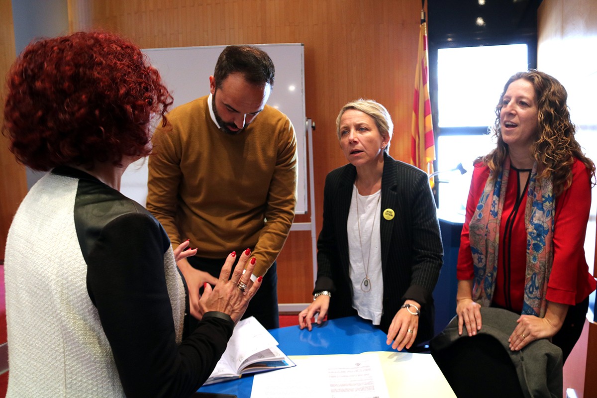La directora d'Administració Local, Rosa Vestit, revisa papers amb l'alcalde d'Alcanar, Joan Roig, la presidenta del Montsià, Carme Navarro, i la directora a l'Ebre de Presidència, Rosa Peig.