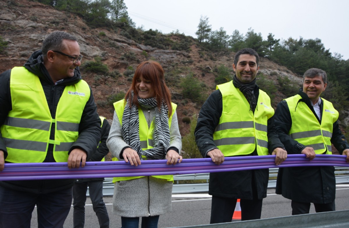 El conseller Puigneró durant una visita al Berguedà en el marc del desplegament de la fibra òptica a la C-16
