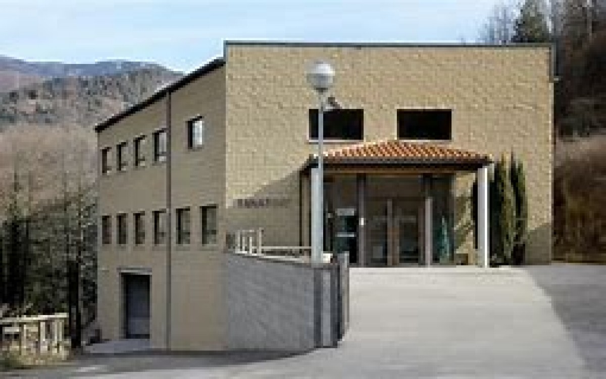 El tanatori-crematori de Ripoll es troba entre la capital del Ripollès i Campdevànol