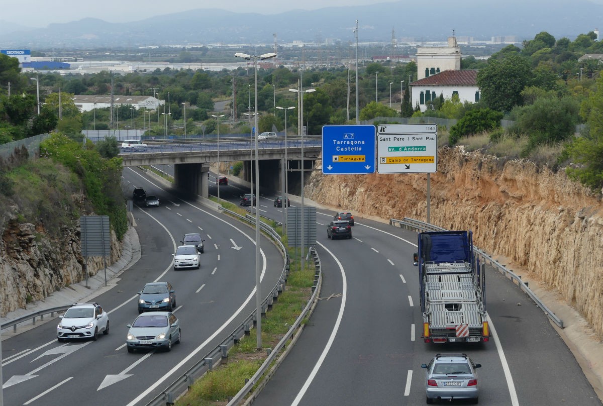 Vehicles circulant per una autovia al seu pas per Tarragona 