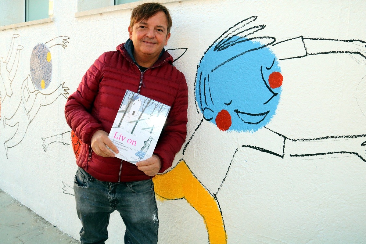 Ignasi Blanch amb el disc d'Olivia Newton-John que ell mateix ha il·lustrat.