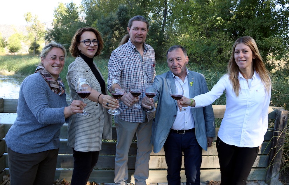 Brindis amb vi durant la presentació del festival als estanys de Basturs