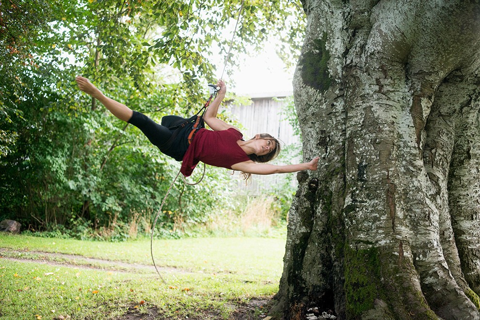 Una ballarina interpretant una peça musical en un arbre monumental