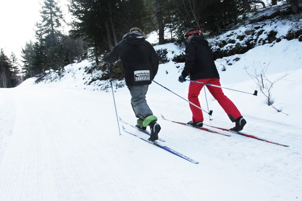 Dos persones fent esquí nòrdic a l’estació de Tavascan