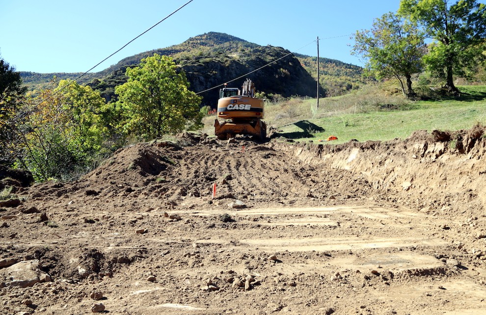 Una màquina en els treballs de construcció de l’accés rodat a Àrreu