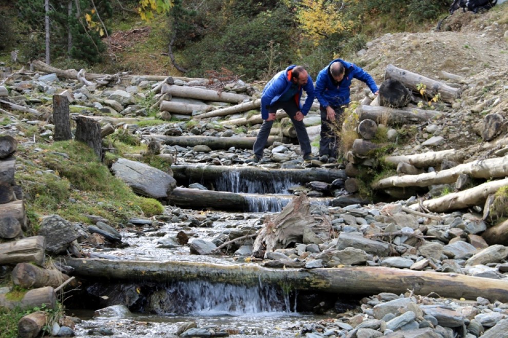 El projecte pretén sensibilitzar sobre la problemàtica de la brossa als rius i espais naturals
