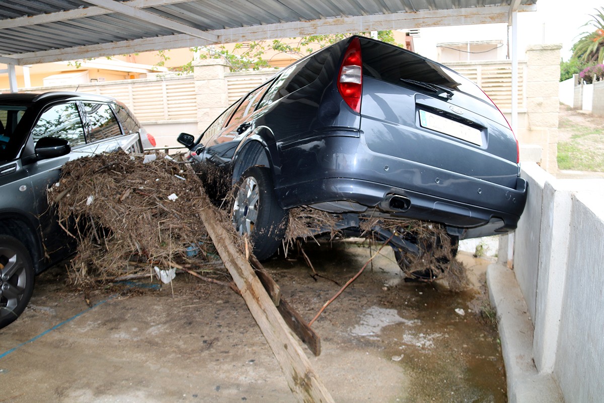 Un vehicle encastat en el garatge d'una propietat de la urbanització Serramar, d'Alcanar Platja, com a conseqüència de la llevantada.