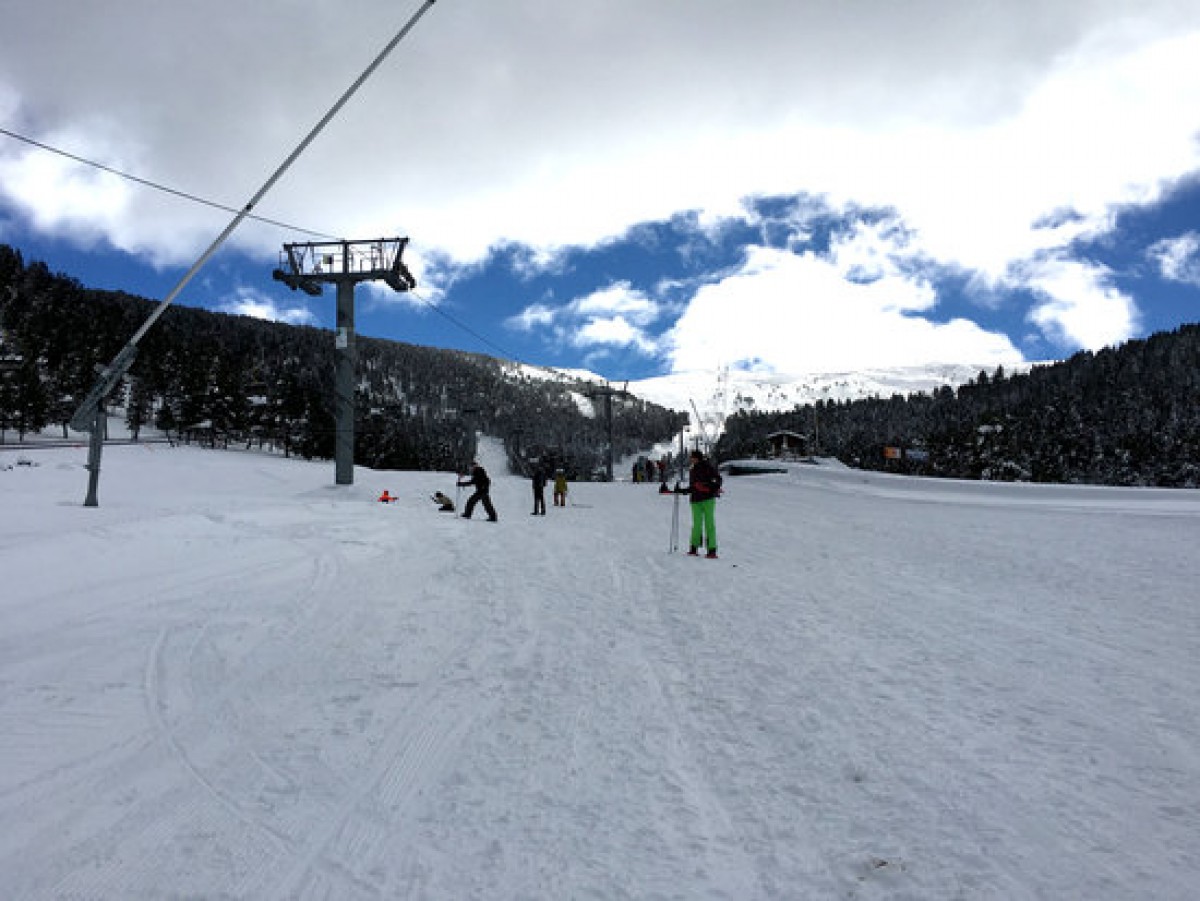 Persones gaudint de la neu a Port Ainé