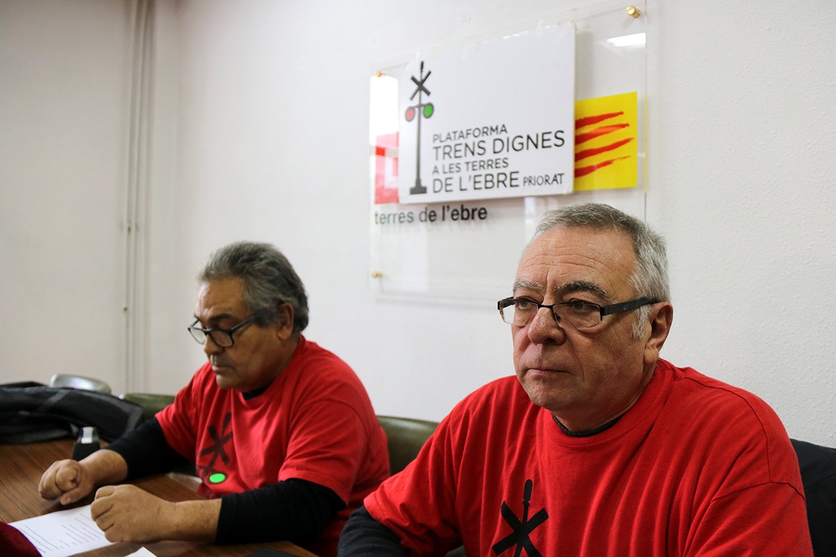 Els portaveus de la Plataforma Trens Dignes, Josep Casadó i Wildredo Miró, este dilluns a Tortosa