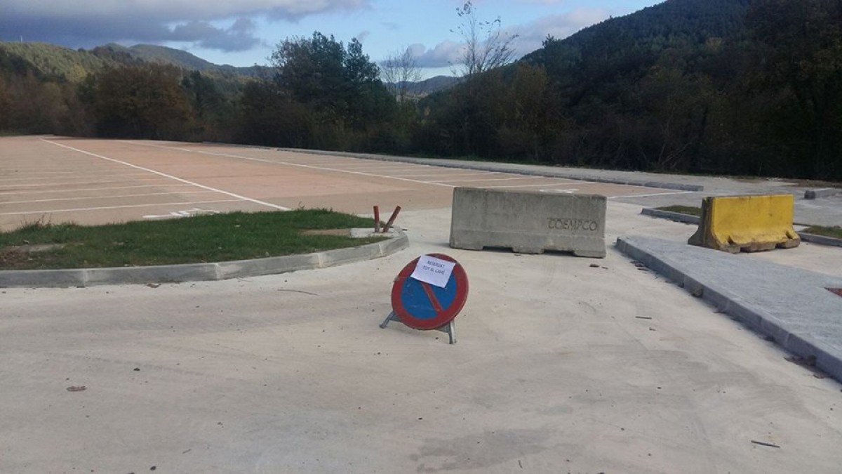 Alguns conductors enretiren les tanques de formigó que barren el pas al pàrquing de la Font del Querol per estacionar-hi
