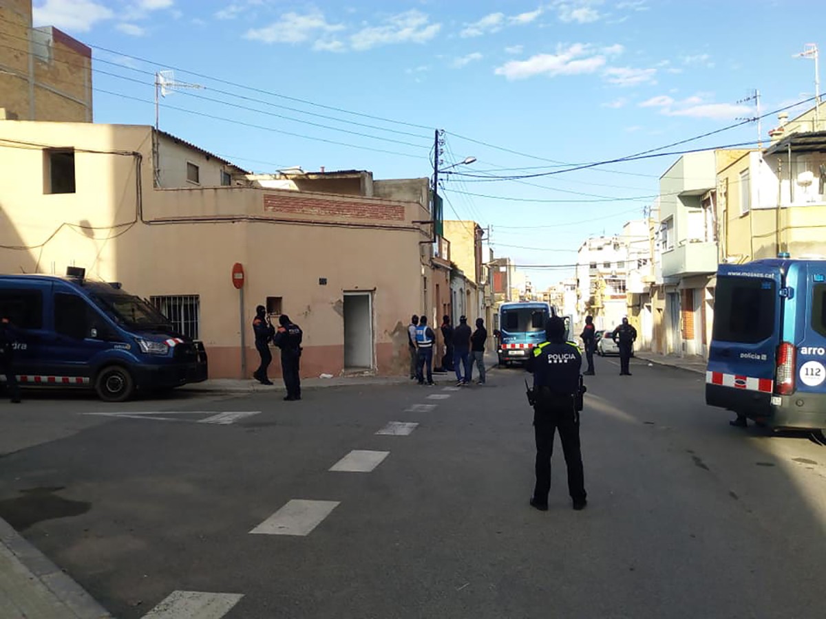 Operatiu conjunt de la Policia Local i els Mossos d'Esquadra, este migdia a Amposta.