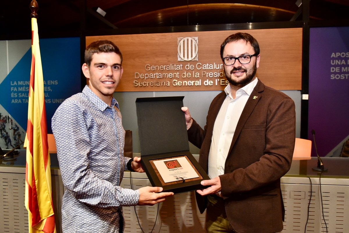 Pau Capell rep un guardó entregat per Antoni Reig, director del Consell Català de l'Esport