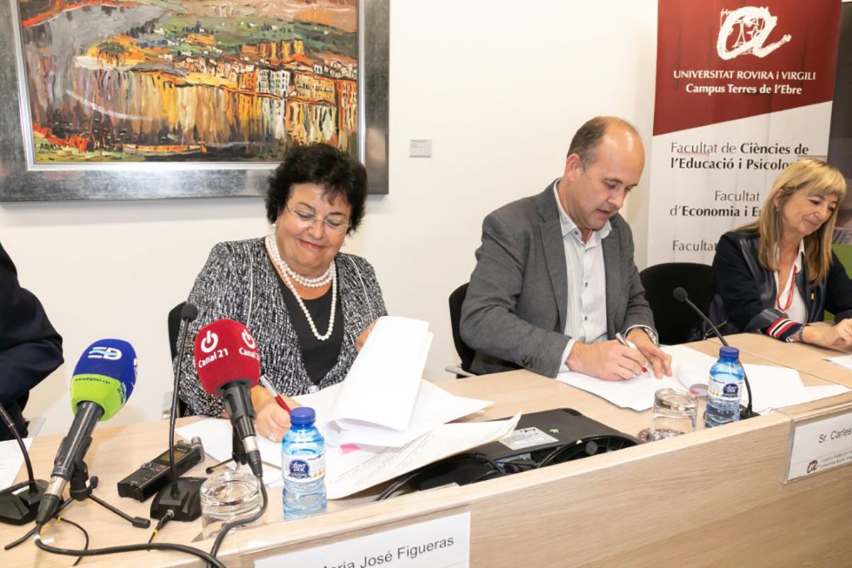 La rectora de la URV, María José Figueras, i el president del Consorci Intercomarcal d’Iniciatives Socioeconòmiques, Carles Luz, signen el conveni per impulsar el Cowocat Rural.