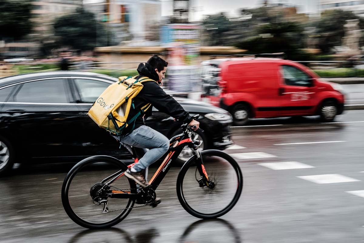 Un repartidor de Glovo, amb bici, al centre de Barcelona