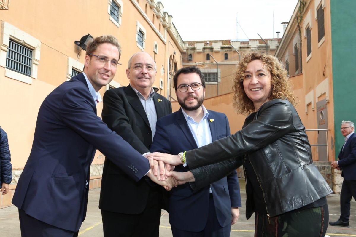 Moment de la formalització del traspàs amb el vicepresident Aragonès, els consellers Bargalló i Capella i el nou batlle de Figueres, Jordi Marquef.