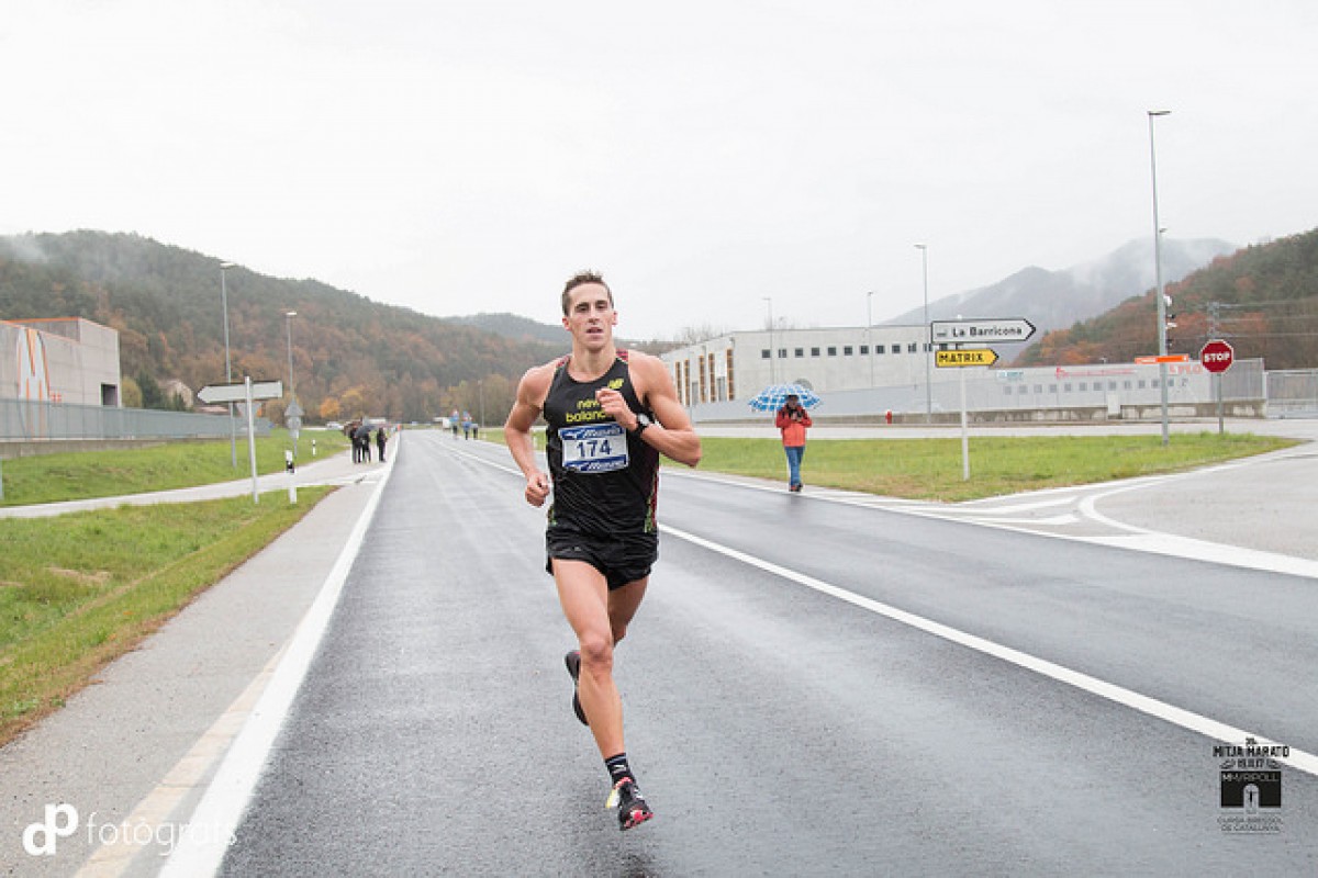 El triatleta olotí i guanyador de la Mitja Marató, Nan Oliveras, al seu pas pel quilòmetre 4