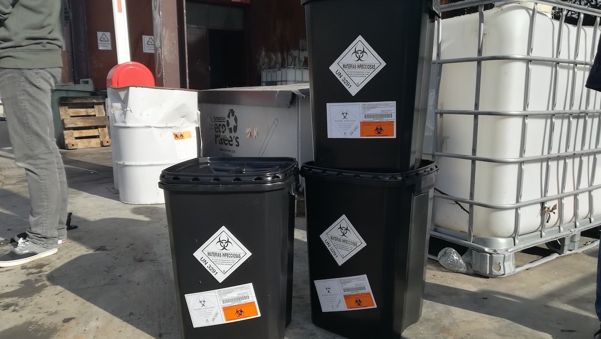 Les agulles i xeringues es podran dipositar als contenidors específics homologats per a la recollida de residus sanitaris.
