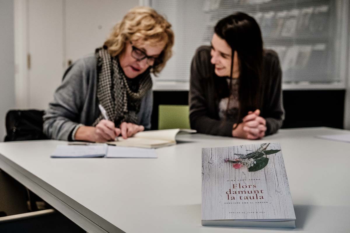 Lluïsa Albadalejo i Aina Font Torra amb el llibre. 