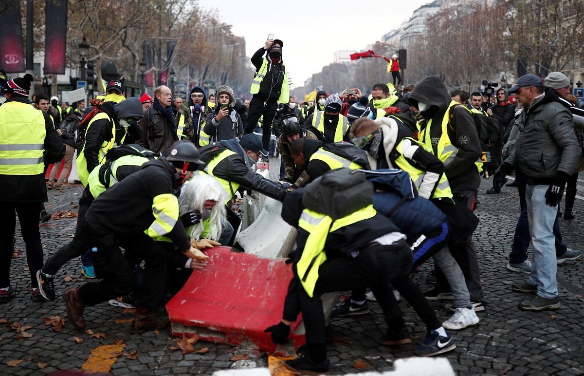 Els manifestants armilles grogues fan una barricada als carrers de París