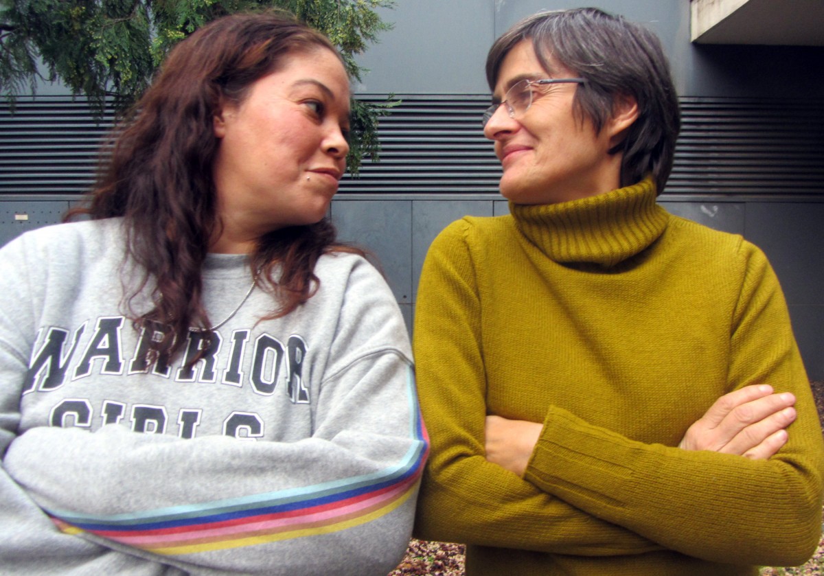 Andrea Noemí (esquerra) i Cecilia Montagut (dreta) abans del passi del documental al Centre Cívic Sant Oleguer