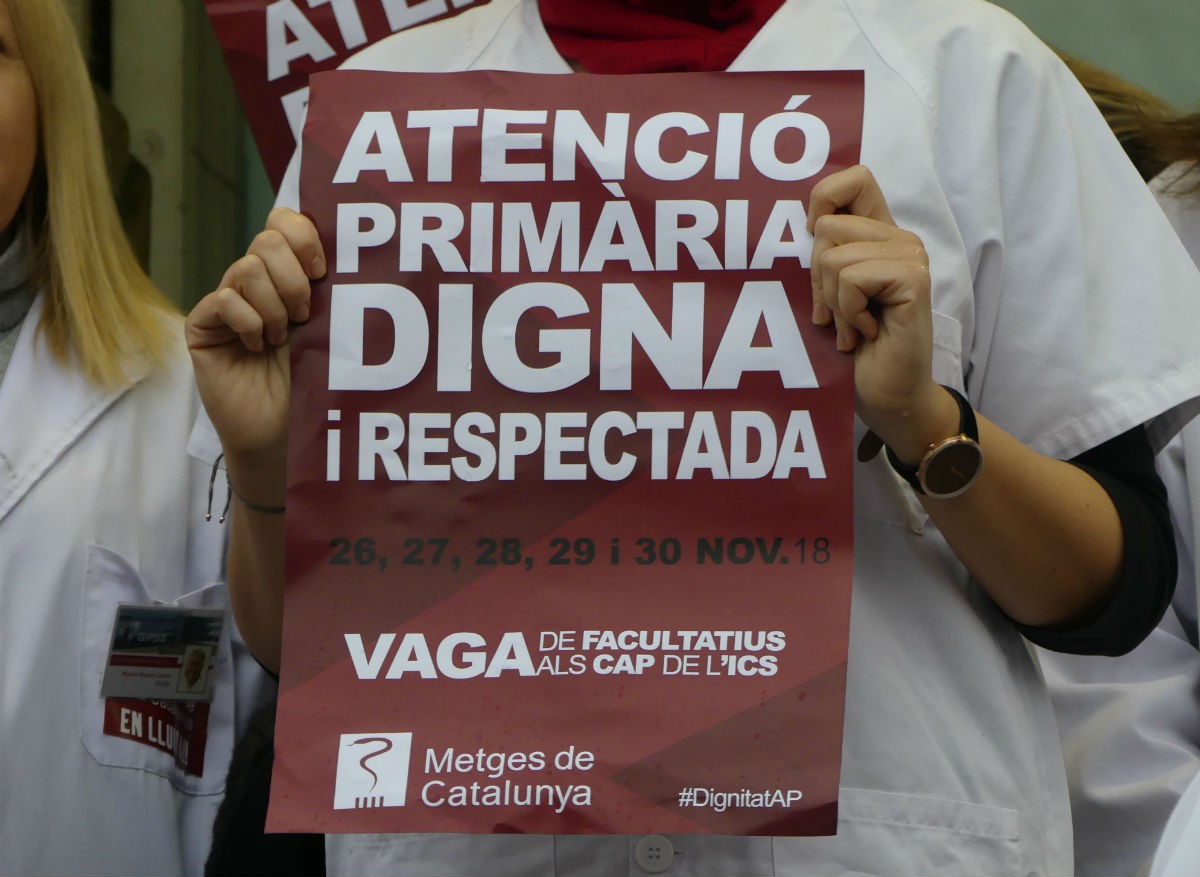 Un cartell reivindicatiu per denunciar la situació dels metges a Catalunya.
